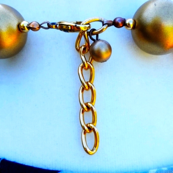 Big gold balls acrylic necklace - Picture 3 of 8